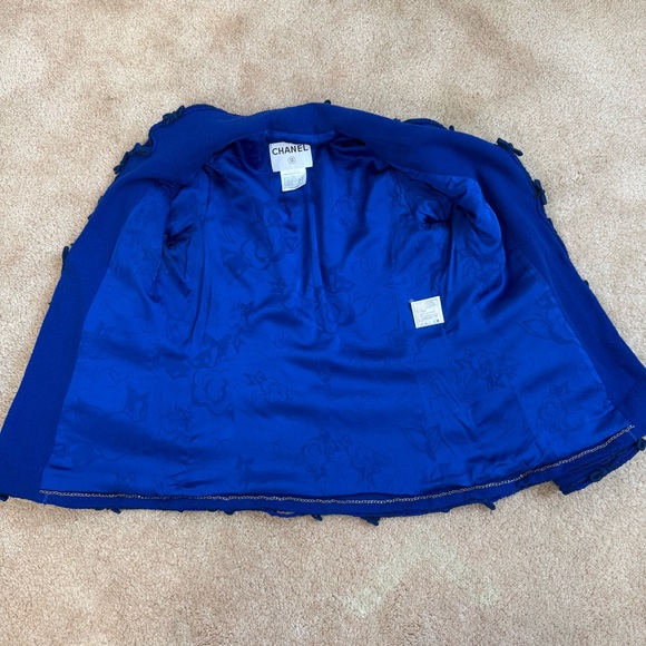 Chanel Métiers d’Art 2007 “Paris–Londres” Royal Blue Wool Jacket Camellia Brooch - Picture 9 of 15